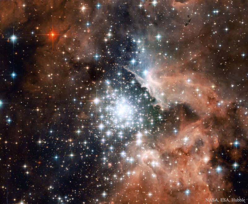 NGC 3603: skoplenie so vspyshkoi zvezdoobrazovaniya