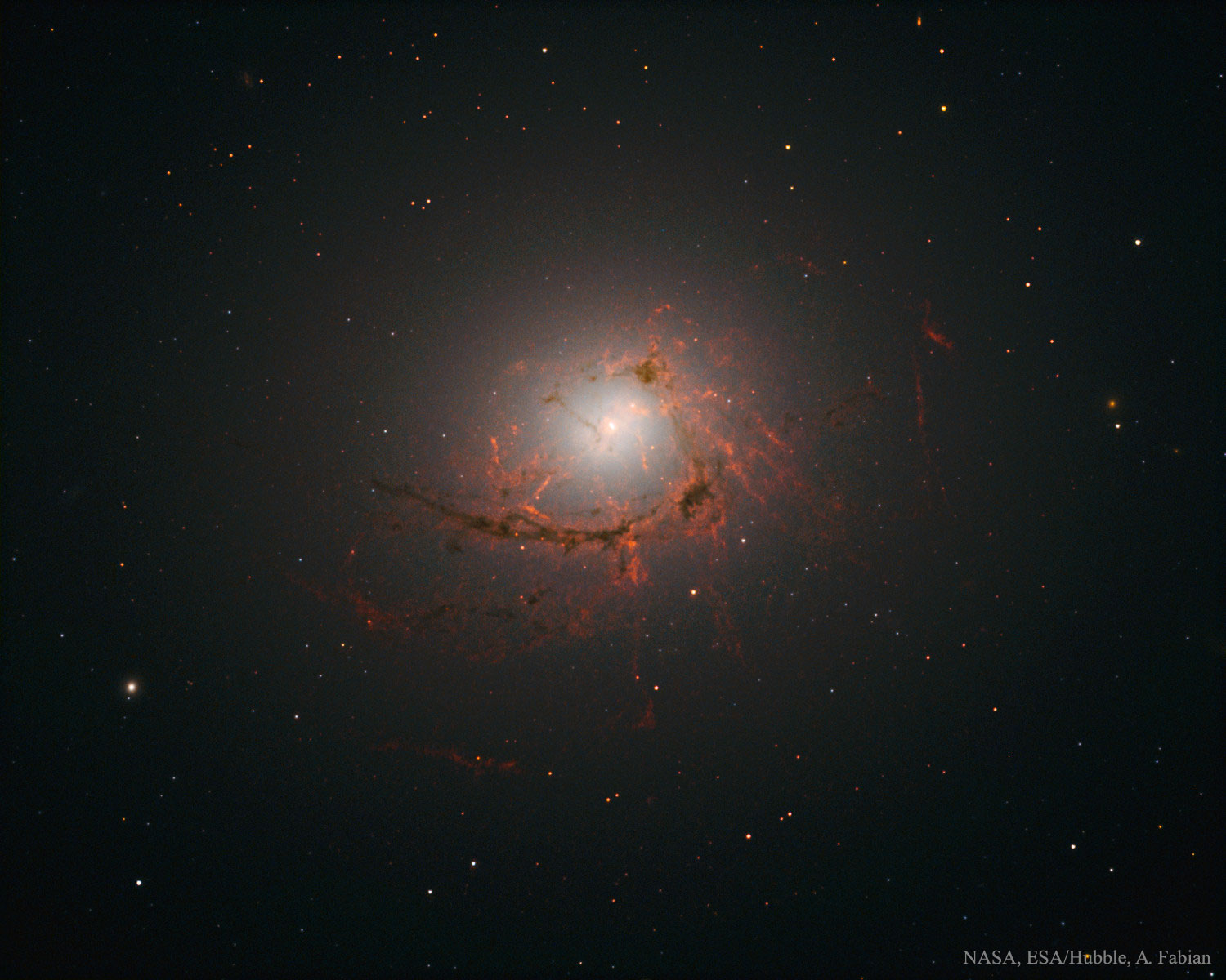 NGC 4696: volokna vokrug chernoi dyry.