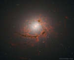 NGC 4696: volokna vokrug chernoi dyry.