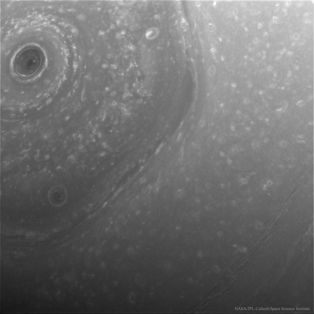 Nad vihryami severnogo polyusa Saturna