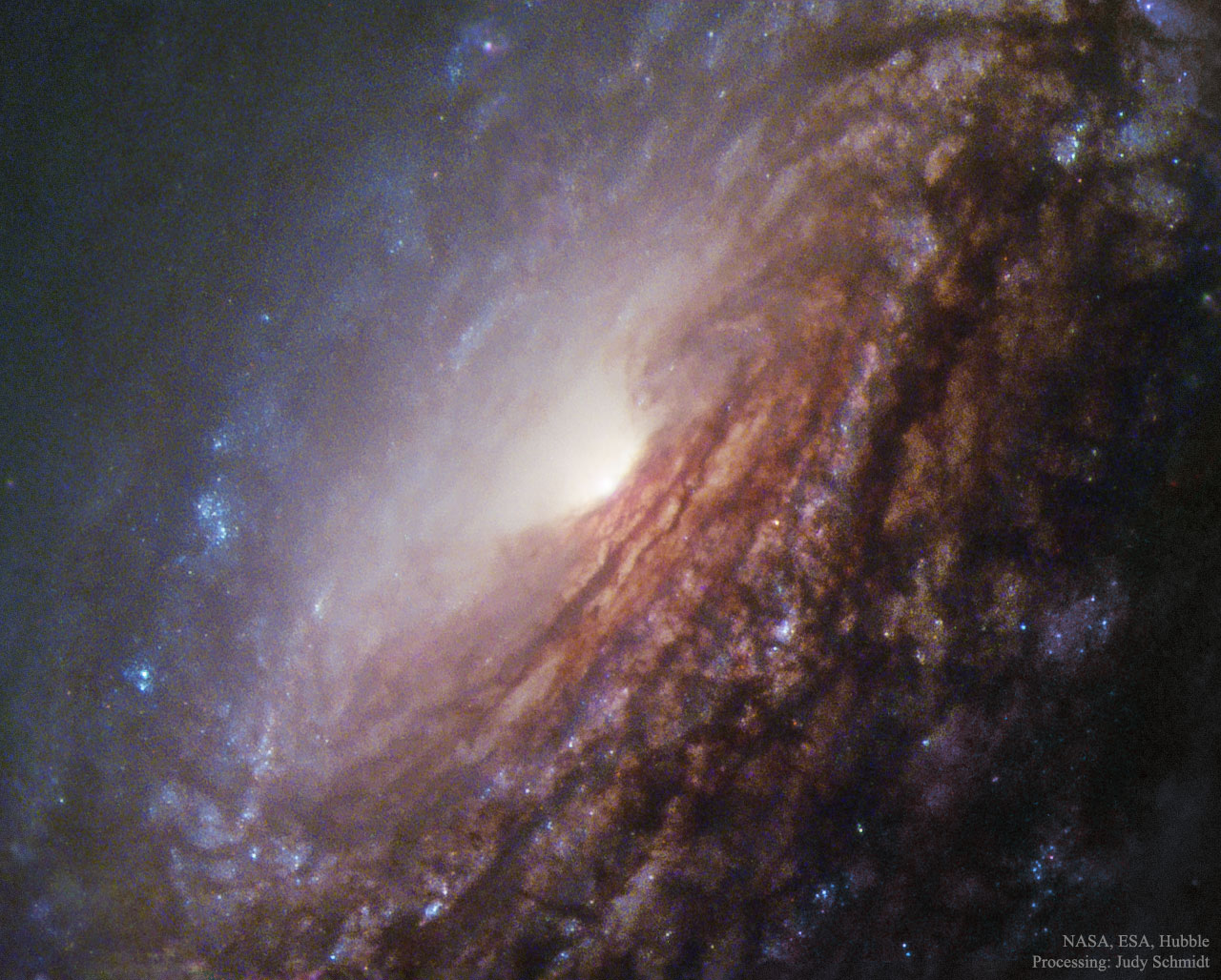 В центре спиральной галактики NGC 5033