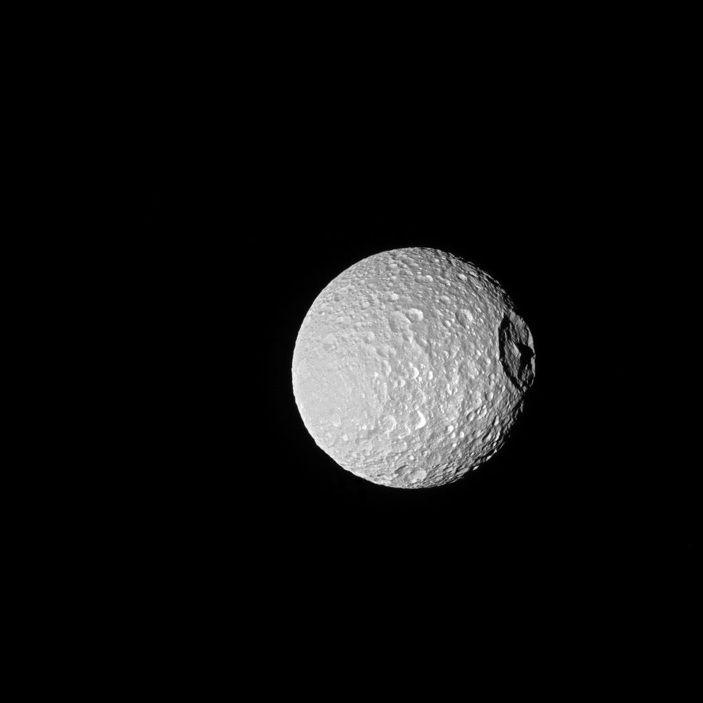 Mimas, krater i gora