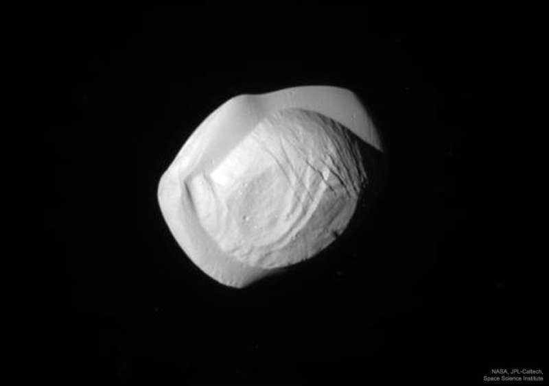 Спутник Сатурна Пан от Кассини