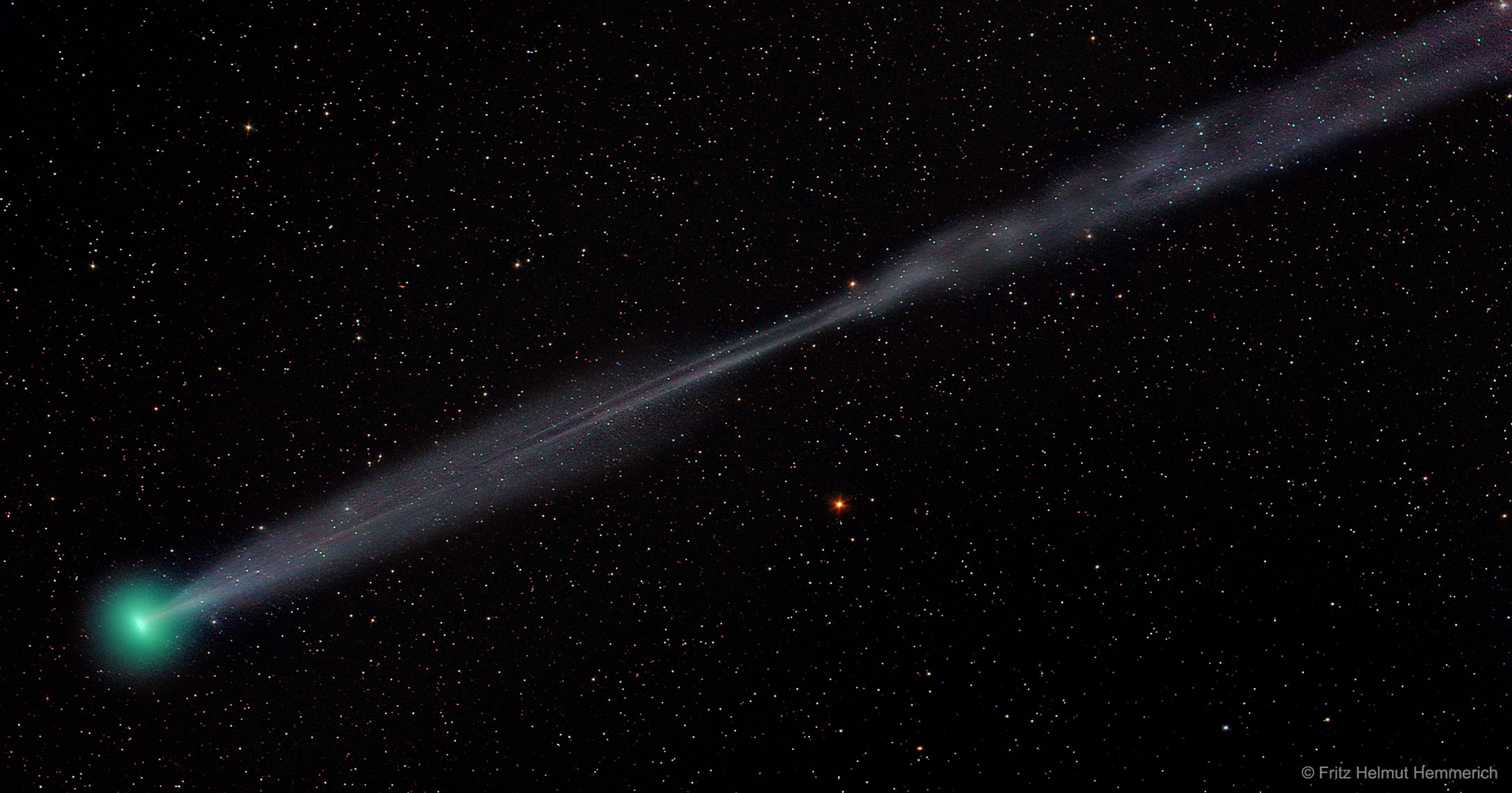 Rassheplennyi ionnyi hvost komety Lavdzhoya E4