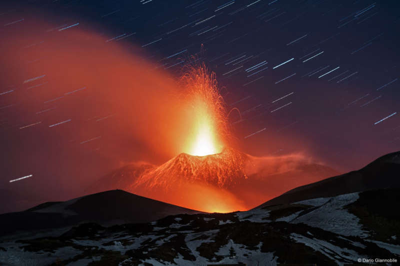 Stolb lavy nad goroi Etna