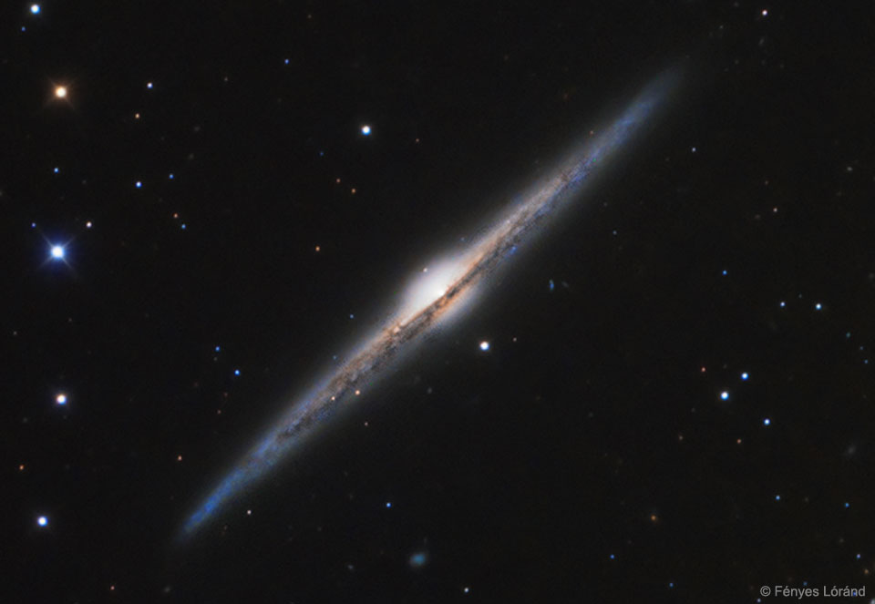 NGC 4565: galaktika, vidimaya s rebra
