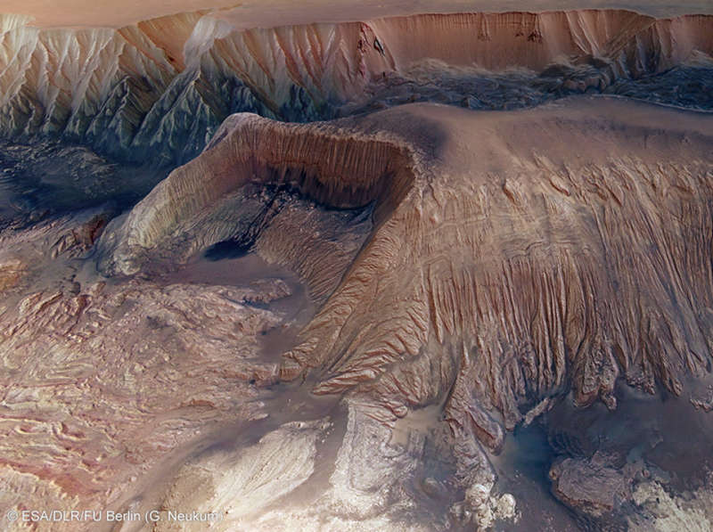 Collapse in Hebes Chasma on Mars