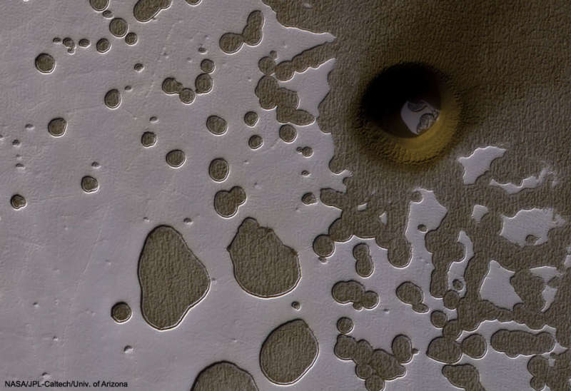 Необычная дыра в Марсе
