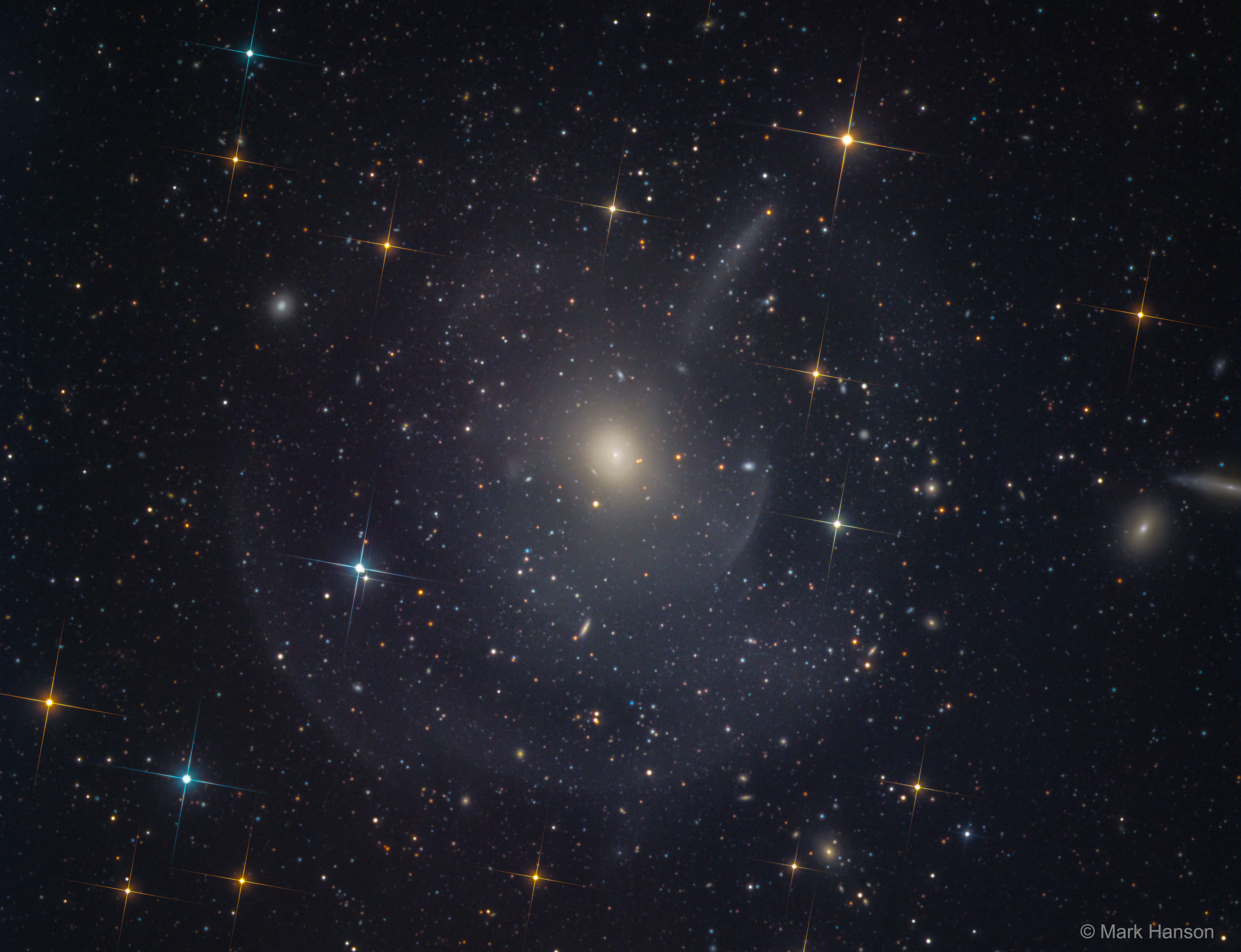 M89: ellipticheskaya galaktika s vneshnimi obolochkami i struyami