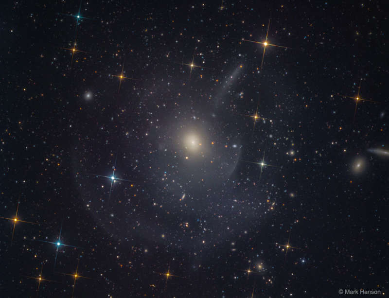 M89: эллиптическая галактика с внешними оболочками и струями