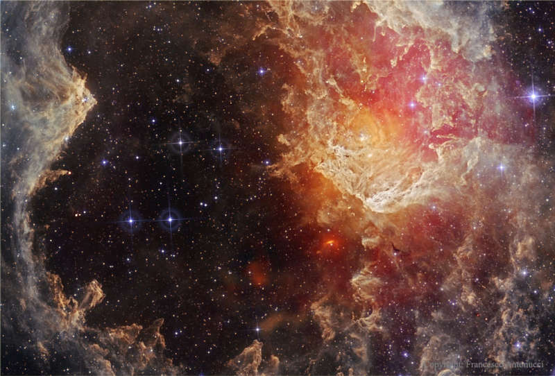 NGC 7822: звезды и пылевые столбы в инфракрасном свете