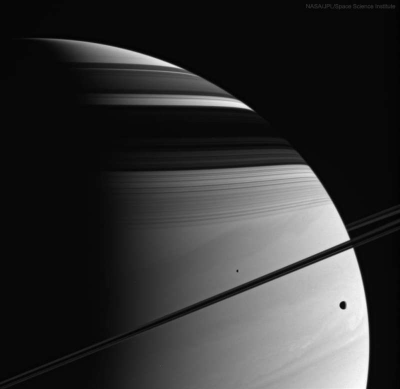Saturn: sputniki, kol'ca, teni, oblaka
