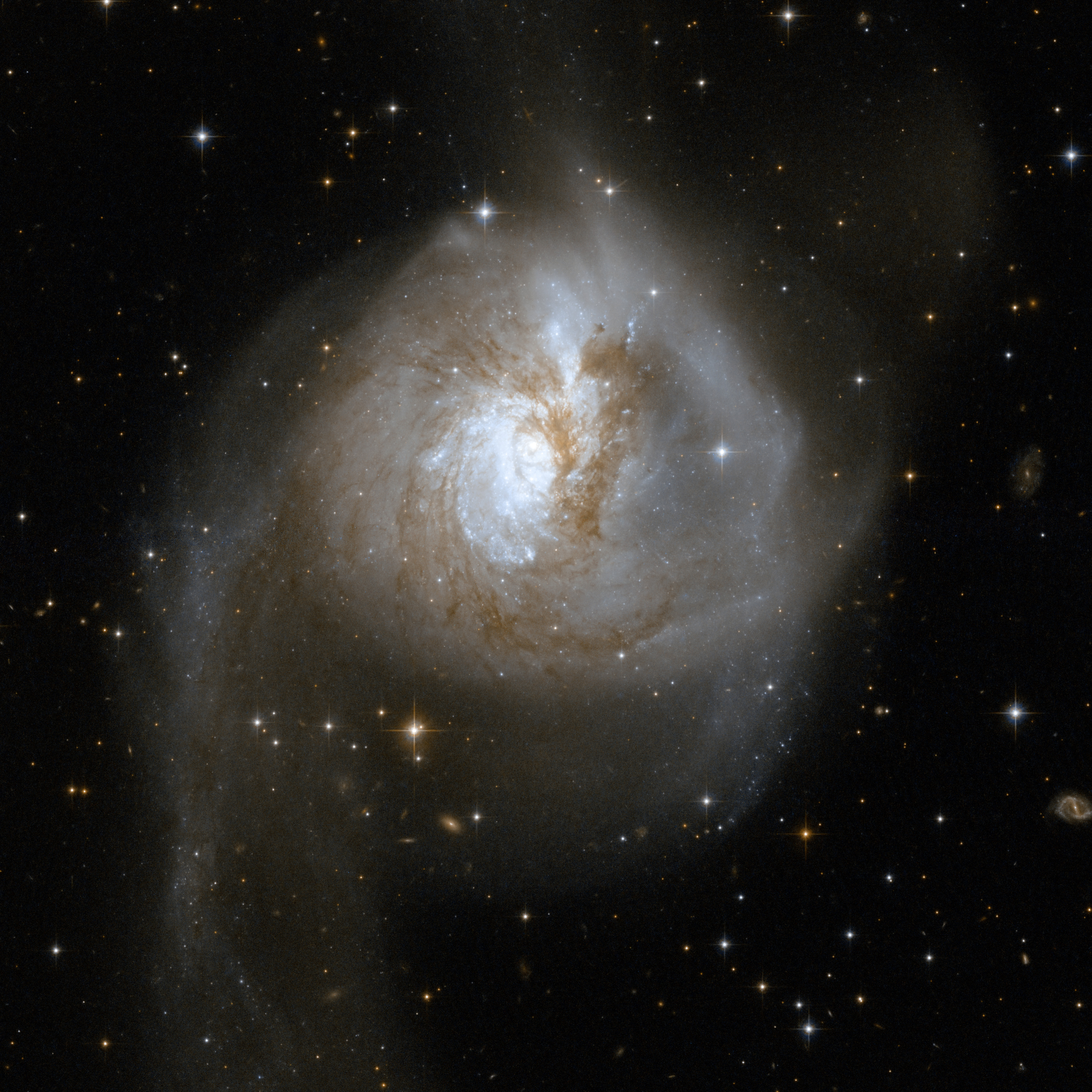 Galaxies Collide in NGC 3256