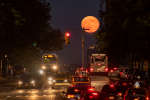 Luna nad 96-i Vostochnoi ulicei