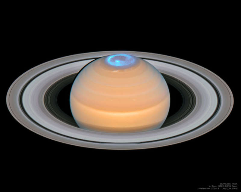 Полярное сияние вокруг северного полюса Сатурна