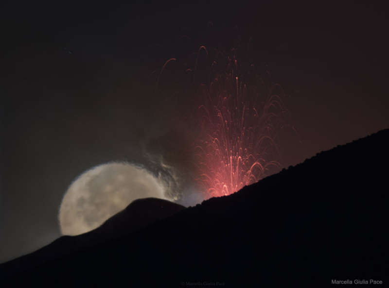 Луна за фонтаном из лавы