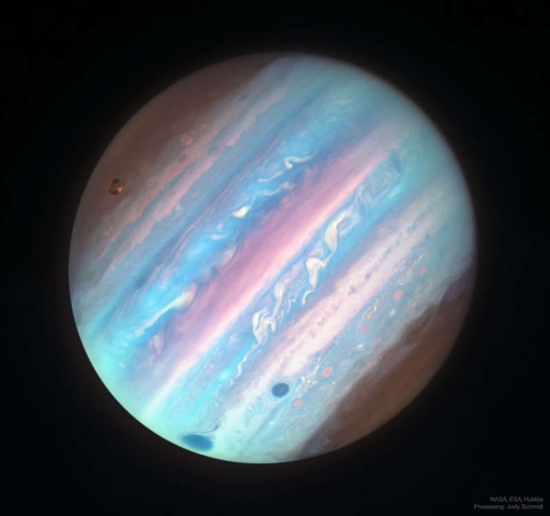 Yupiter v ul'trafioletovom svete ot teleskopa im.Habbla