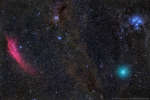 Красная туманность, зеленая комета, голубые звезды