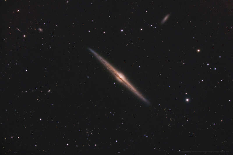 NGC 4565: galaktika, vidimaya s rebra