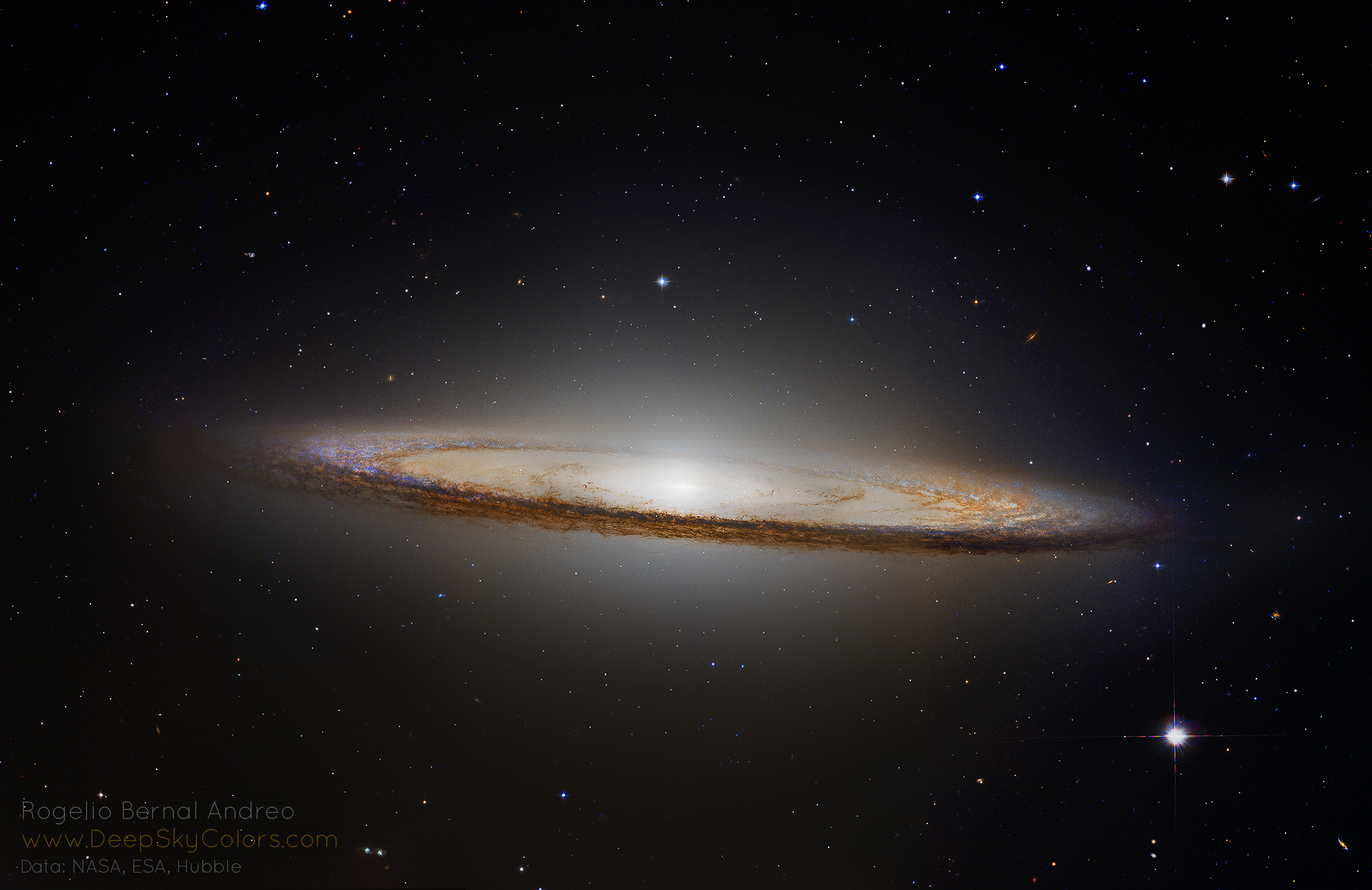 Гигантская звездная система. Галактика м104 Сомбреро. M104 Galaxy. Спиральная Галактика m104 Сомбреро. Галактика Сомбреро Хаббл.