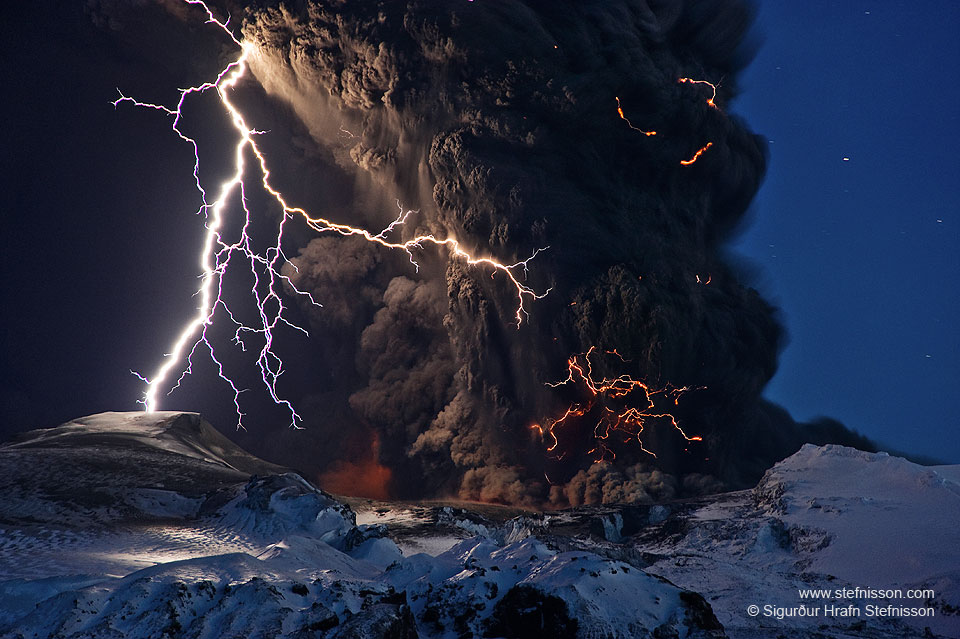 Pepel i molniya nad islandskim vulkanom