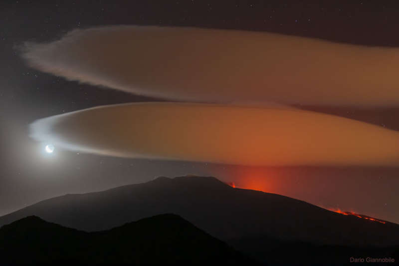 Linzovidnoe oblako nad goroi Etna