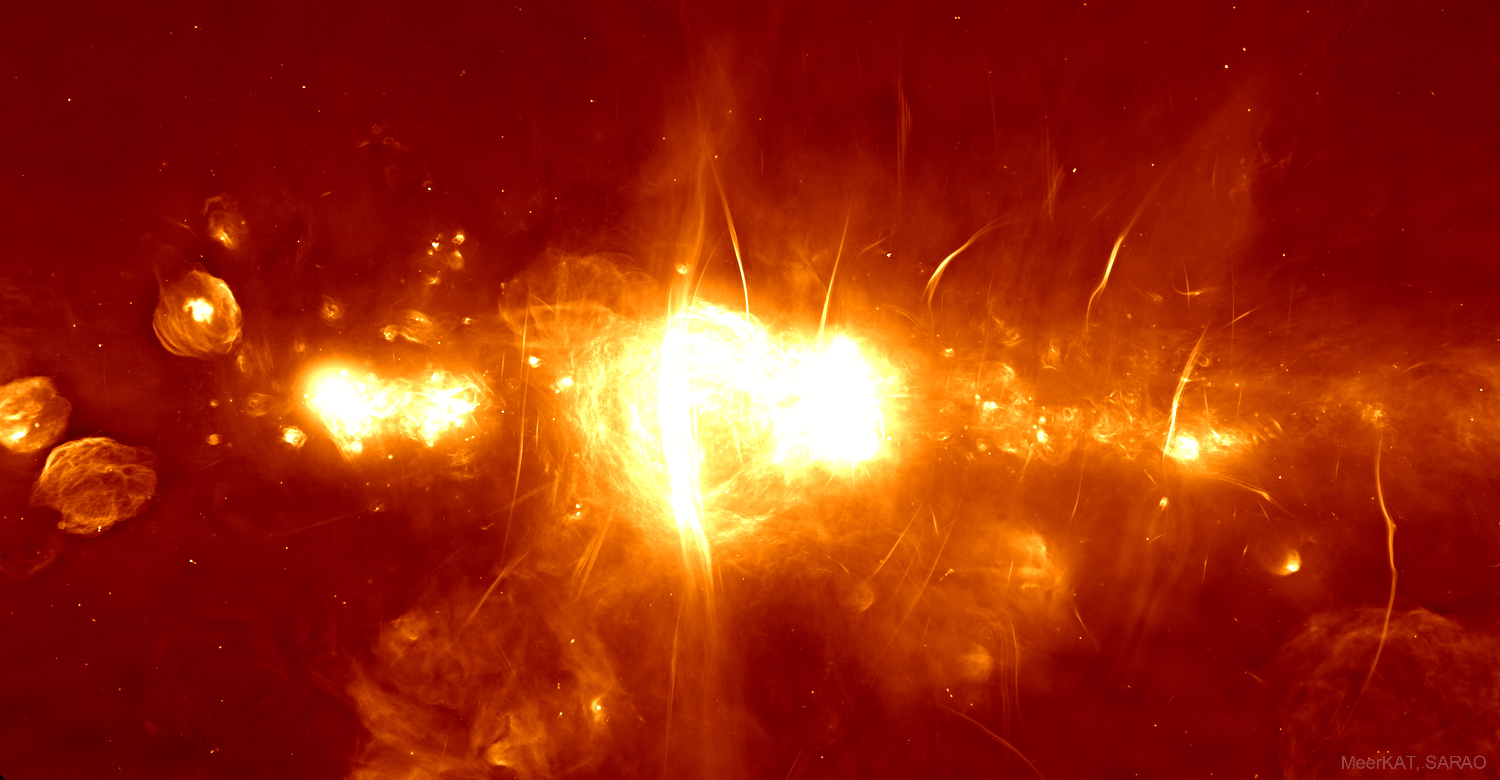 Centr Galaktiki v radiodiapazone ot MeerKAT