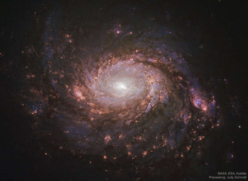 M77: спиральная галактика с активным ядром