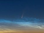 Комета NEOWISE восходит над Адриатическим морем