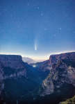 Kometa NEOWISE nad ushel'em Vikos