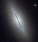NGC 5866: галактика, видимая с ребра