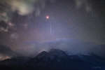 Mars i meteor nad Snezhnoi goroi Nefritovogo drakona