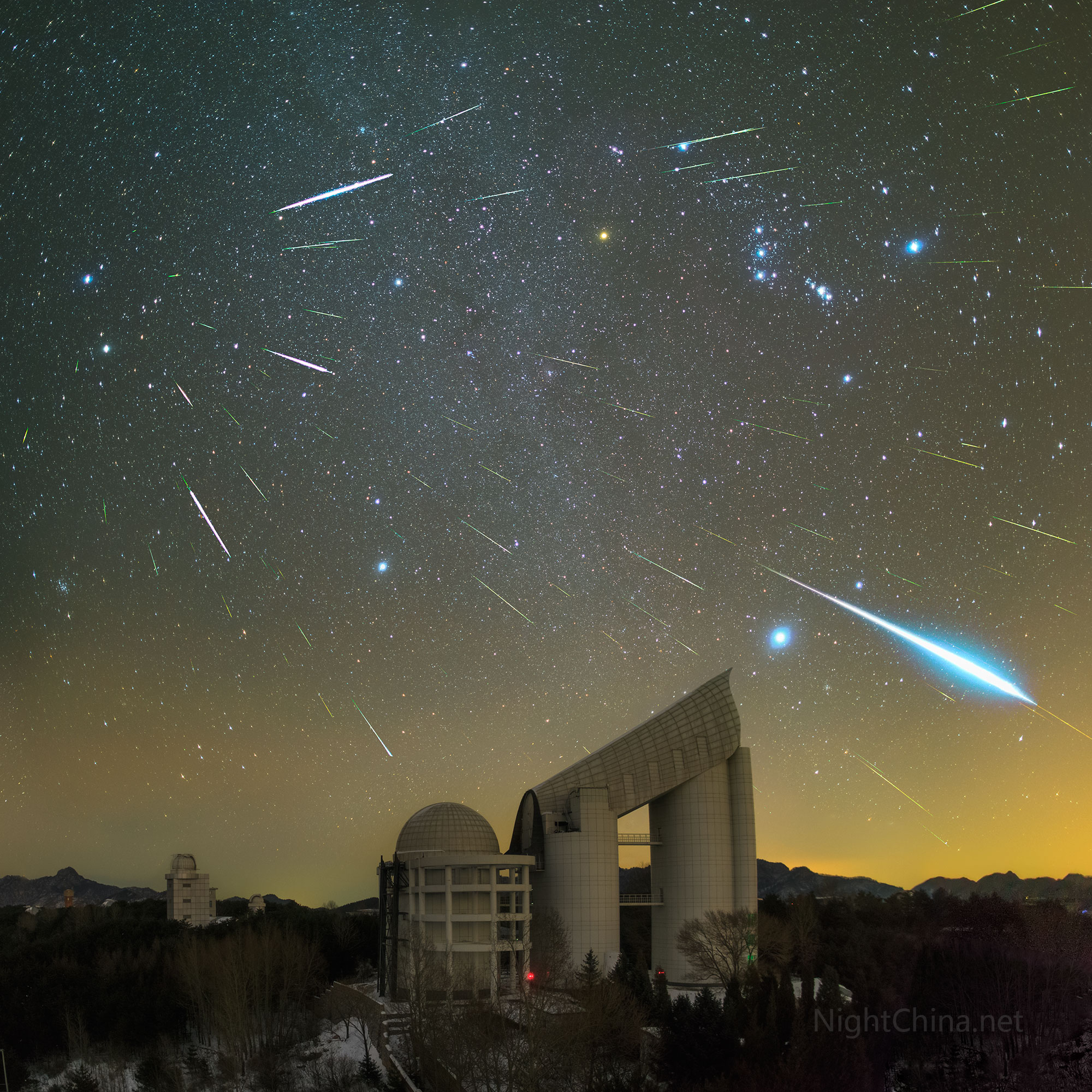 Meteory iz potoka Geminidy nad observatoriei Sinlun