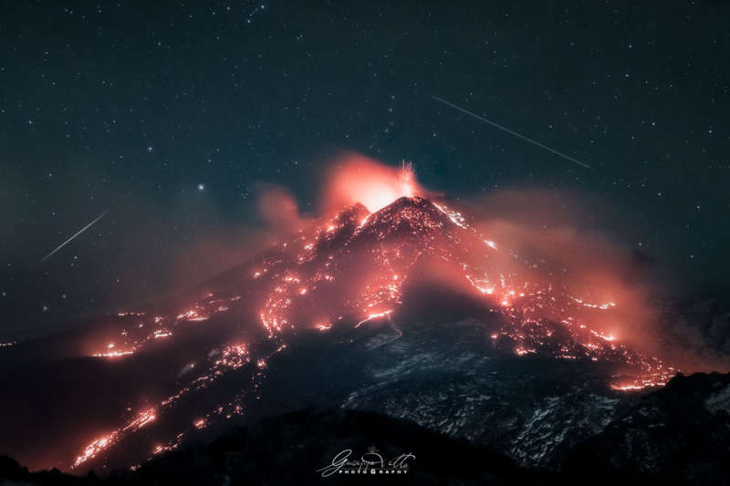Zvezdy nad izvergayushimsya vulkanom