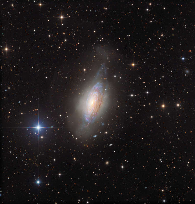 NGC 3521: галактика в пузыре