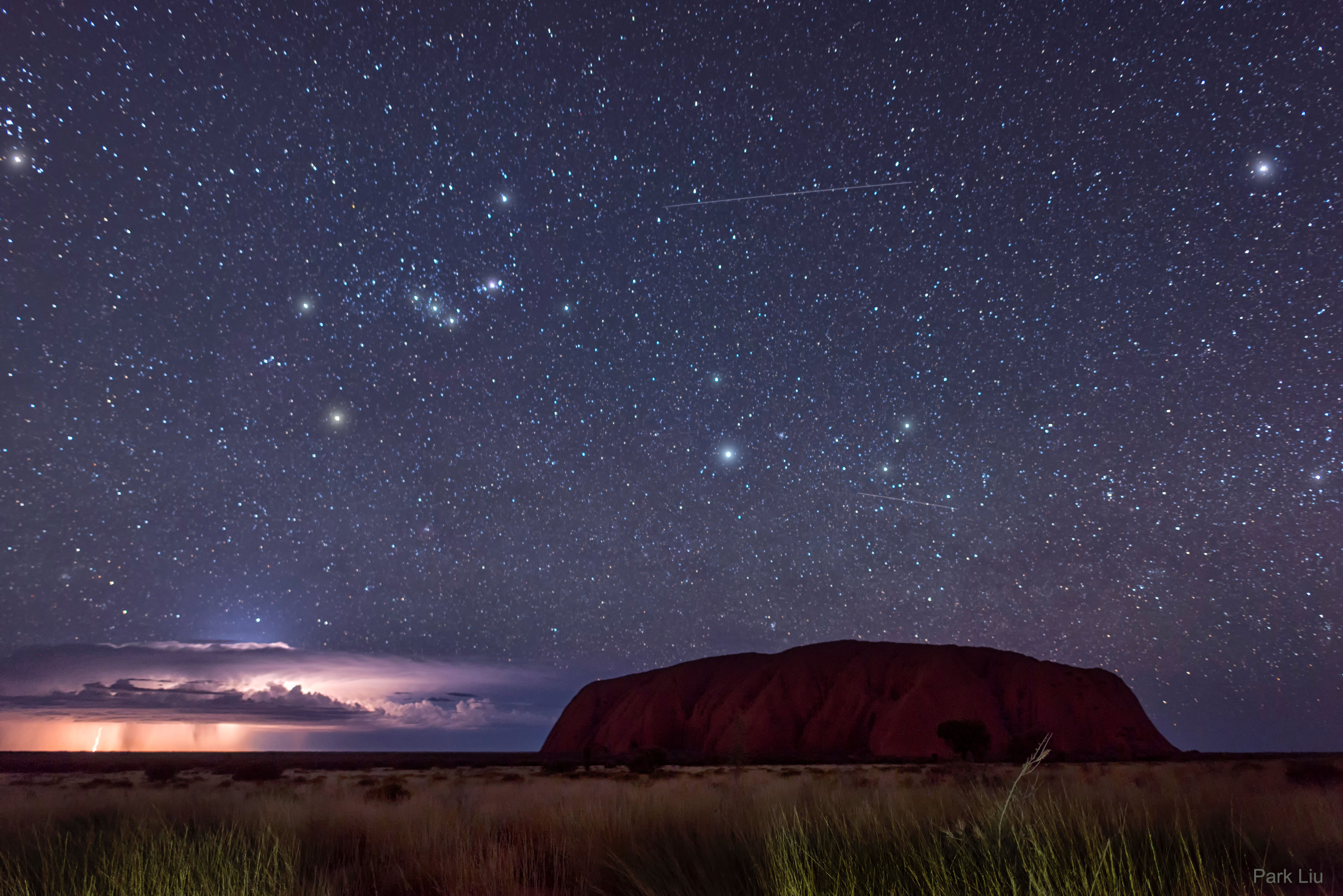 Molniya i Orion pozadi Uluru