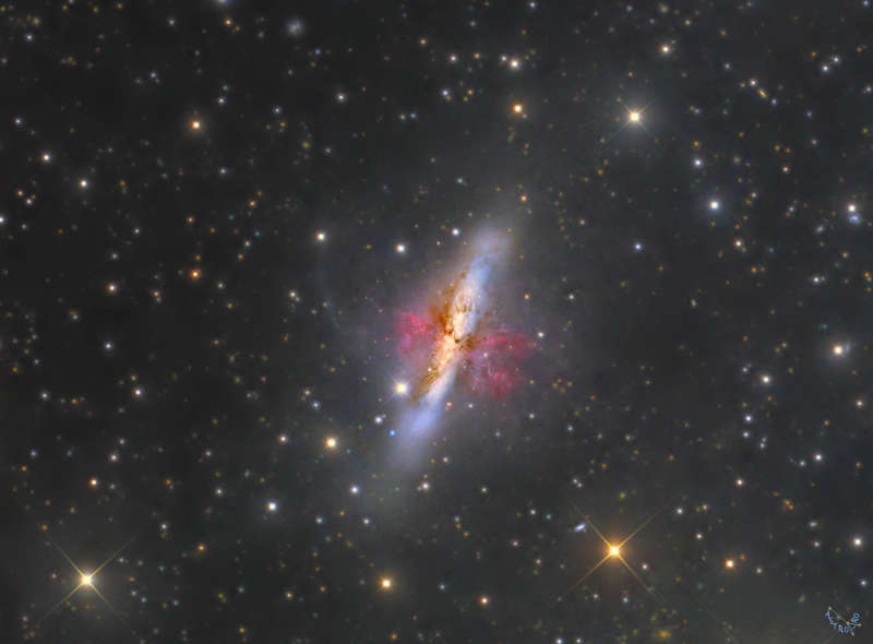 M82: галактика с вспышкой звездообразования и сверхветром