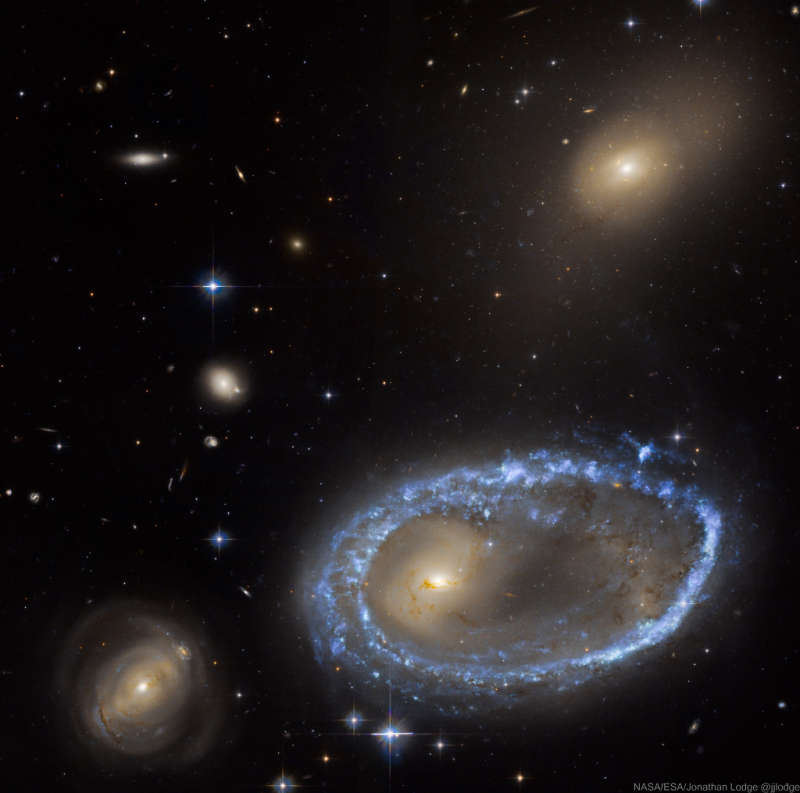 Кольцеобразная галактика AM 0644-741