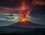 Столб света над вулканом Этна