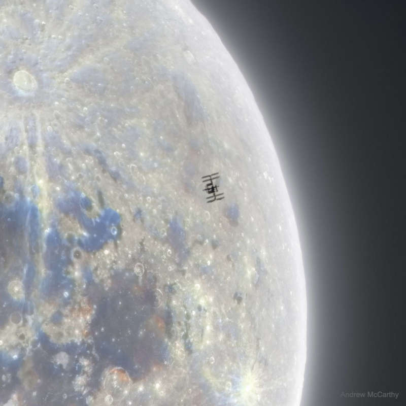 Силуэт космической станции на фоне Луны