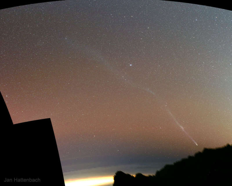 Длинный хвост кометы Леонарда