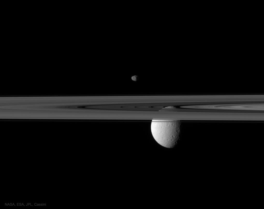 Sputniki Saturna za predelami ego kolec