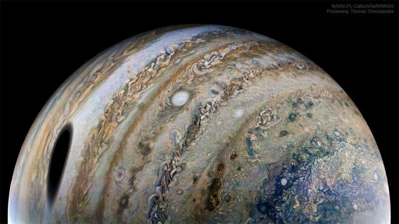 Тень от спутника на Юпитере