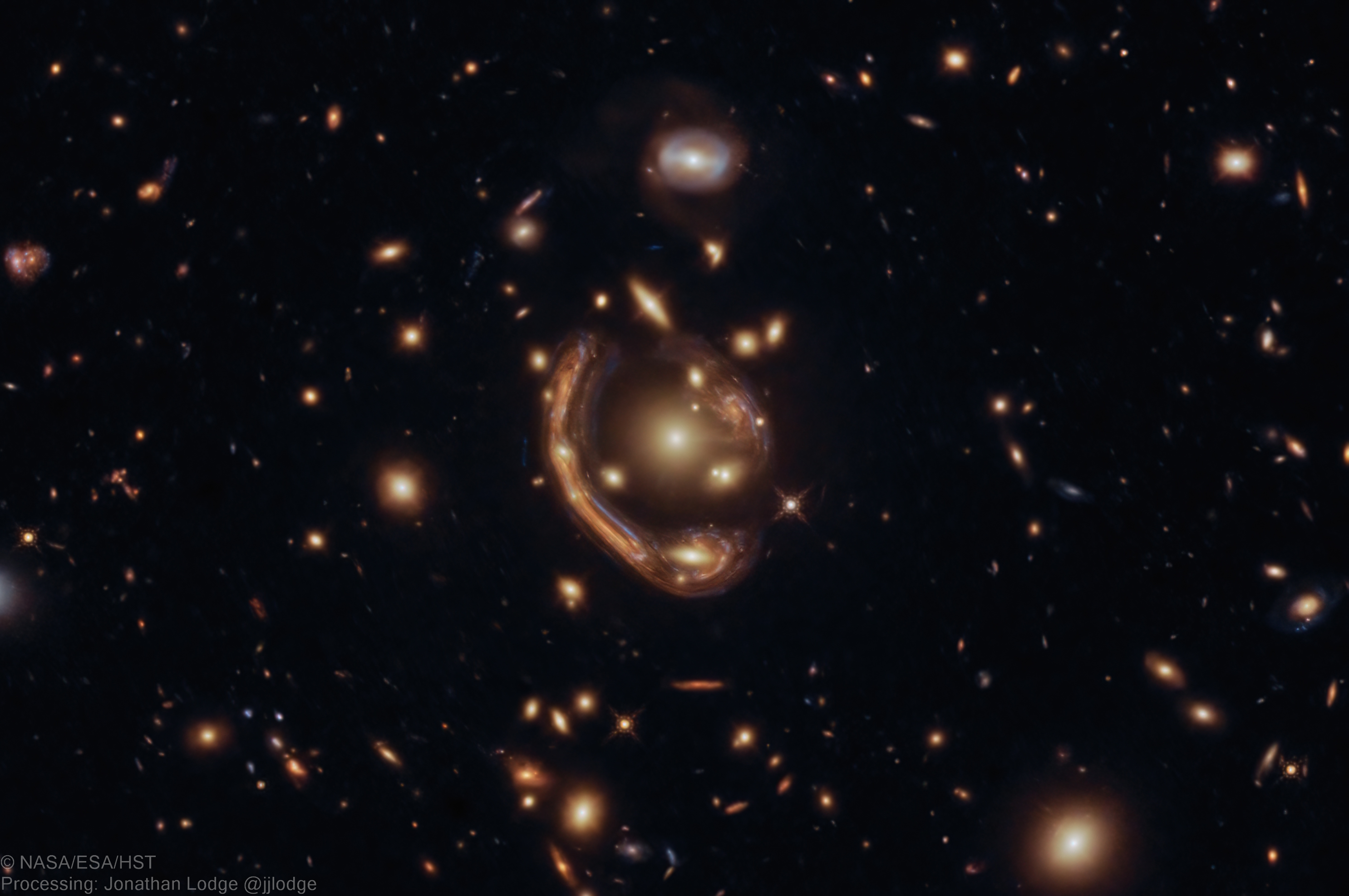 Rasplavlennaya galaktika i kol'co Einshteina