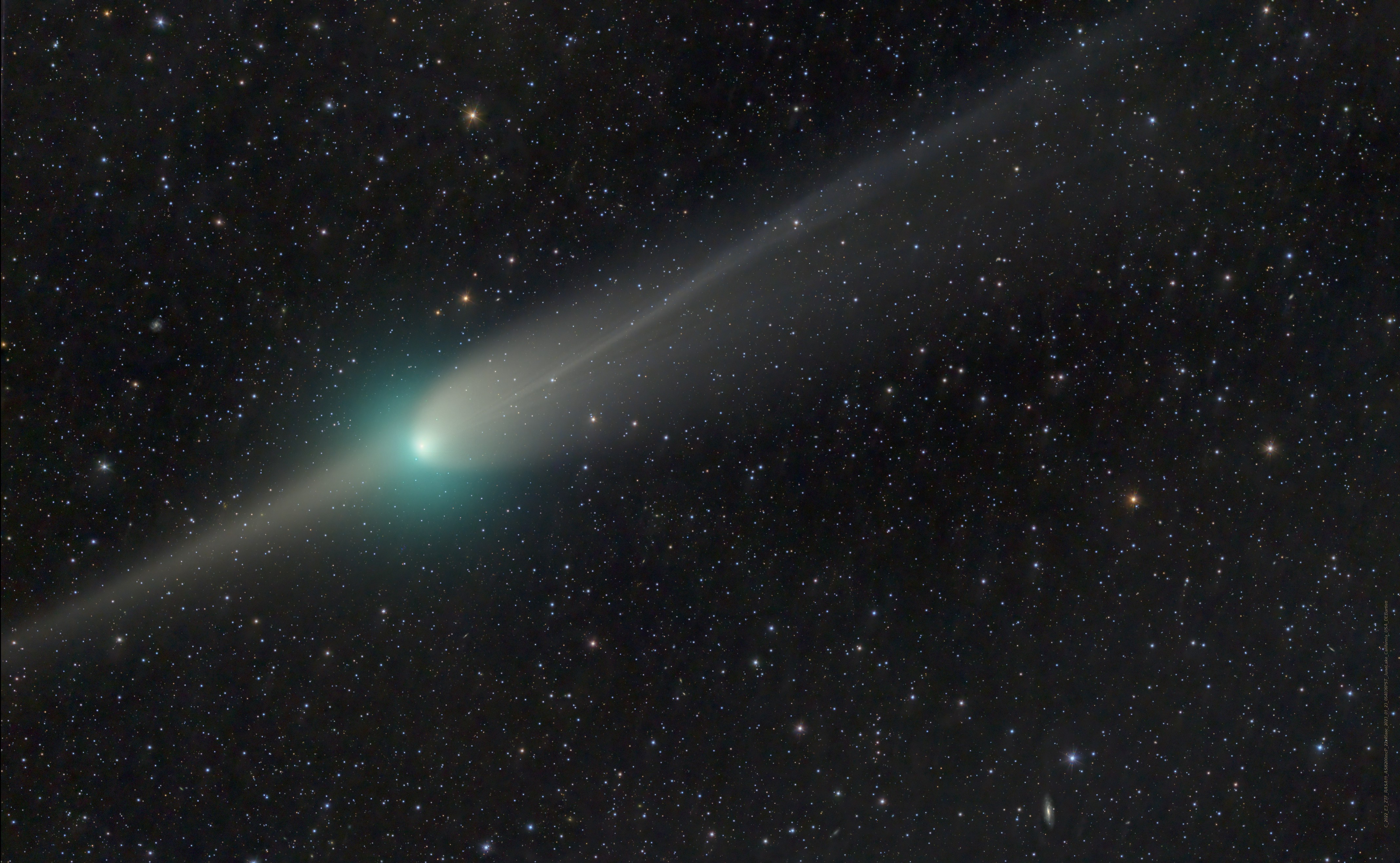 Комета ZTF: пересекая плоскость орбиты