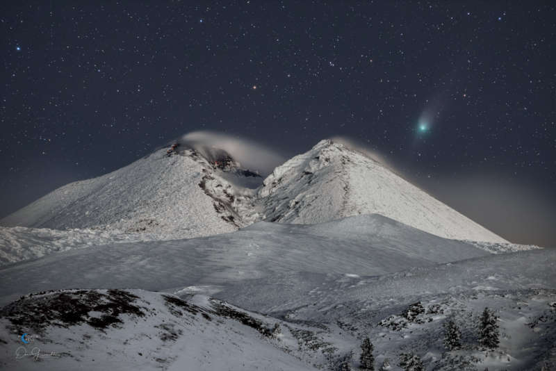 Комета ZTF над горой Этна
