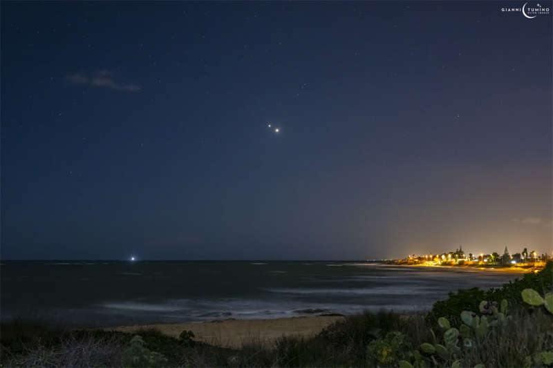 APOD: 2023 March 5 Б Jupiter and Venus over Italy
