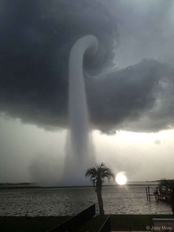 APOD: 2023 April 23 Б A Waterspout in Florida