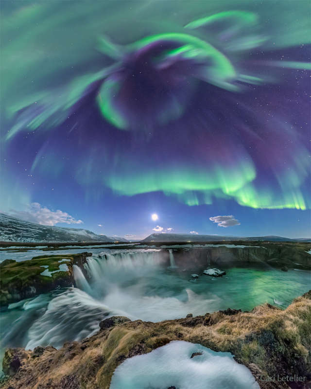 Северное сияние над исландским водопадом