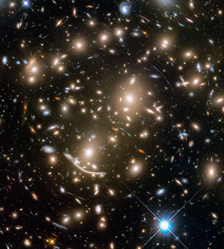Скопление галактик Эйбелл 370 и за ним